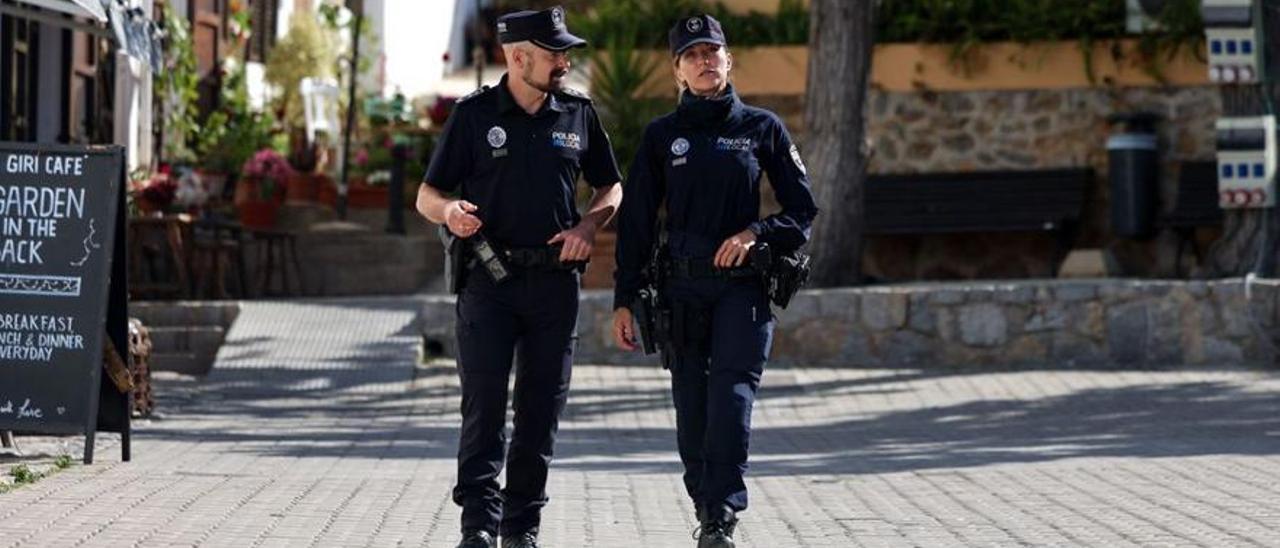 El jefe de la Policía Local de Sant Joan, Marcos Marí y la agente Natalia, patrullan por la localidad