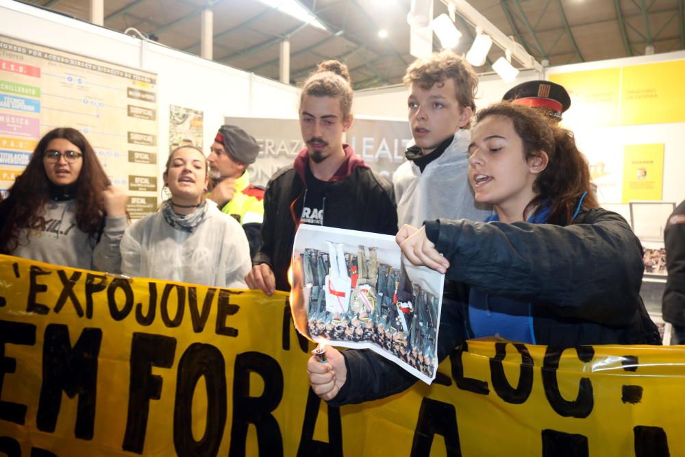 Protestes i crema de fotos contra l'Exèrcit a l'Expojove de Girona