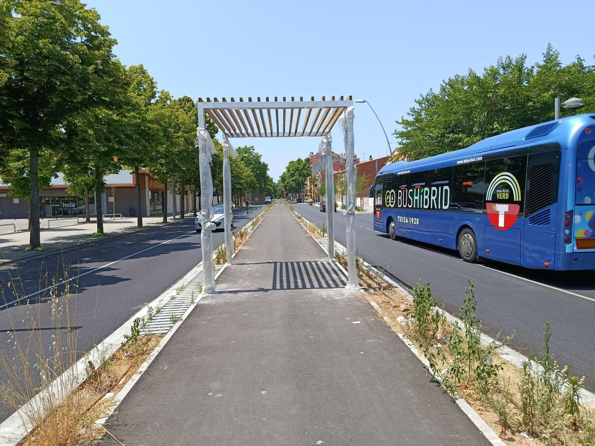 Una part de la pèrgola al carril bici.