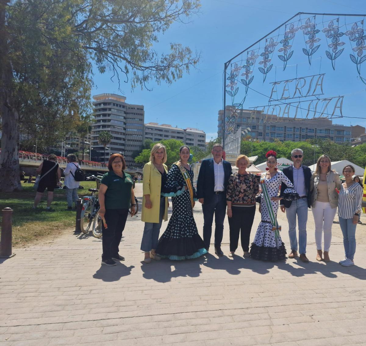 Gabriela Braco, Ximo Puig y Arcadi España junto a las organizadoras y representantes de la Feria de Abril en València.