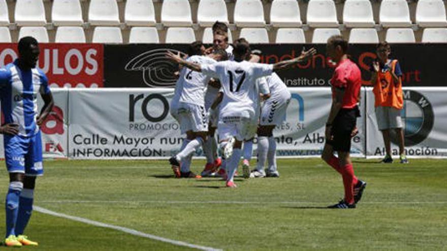 Los jugadores del &#039;Alba&#039; celebran un gol ante el Atlético Baleares.