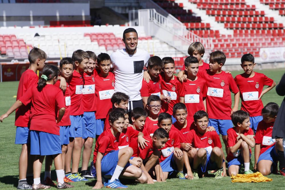 Thiago Alcántara visita el campus del Girona FC