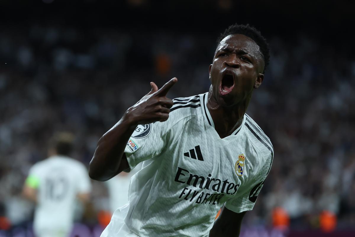 Vinicius celebra uno de los tres goles que anotó con el Real Madrid frente al Borussia Dortmund.