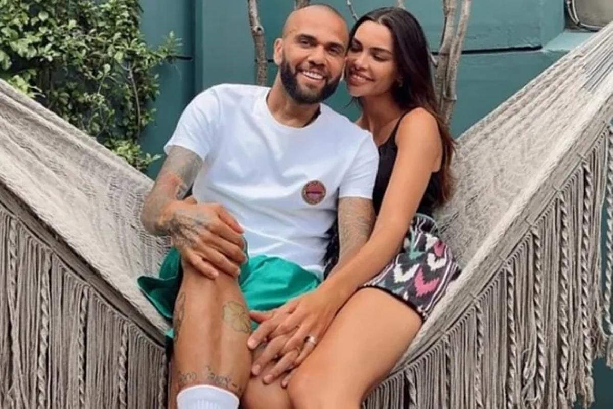 Dani Alves y Joana Sanz en su casa.