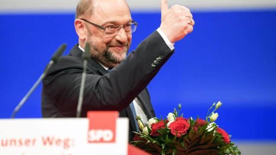 Martin Schulz saluda els assistents al congrés després de conèixer la seva reelecció.