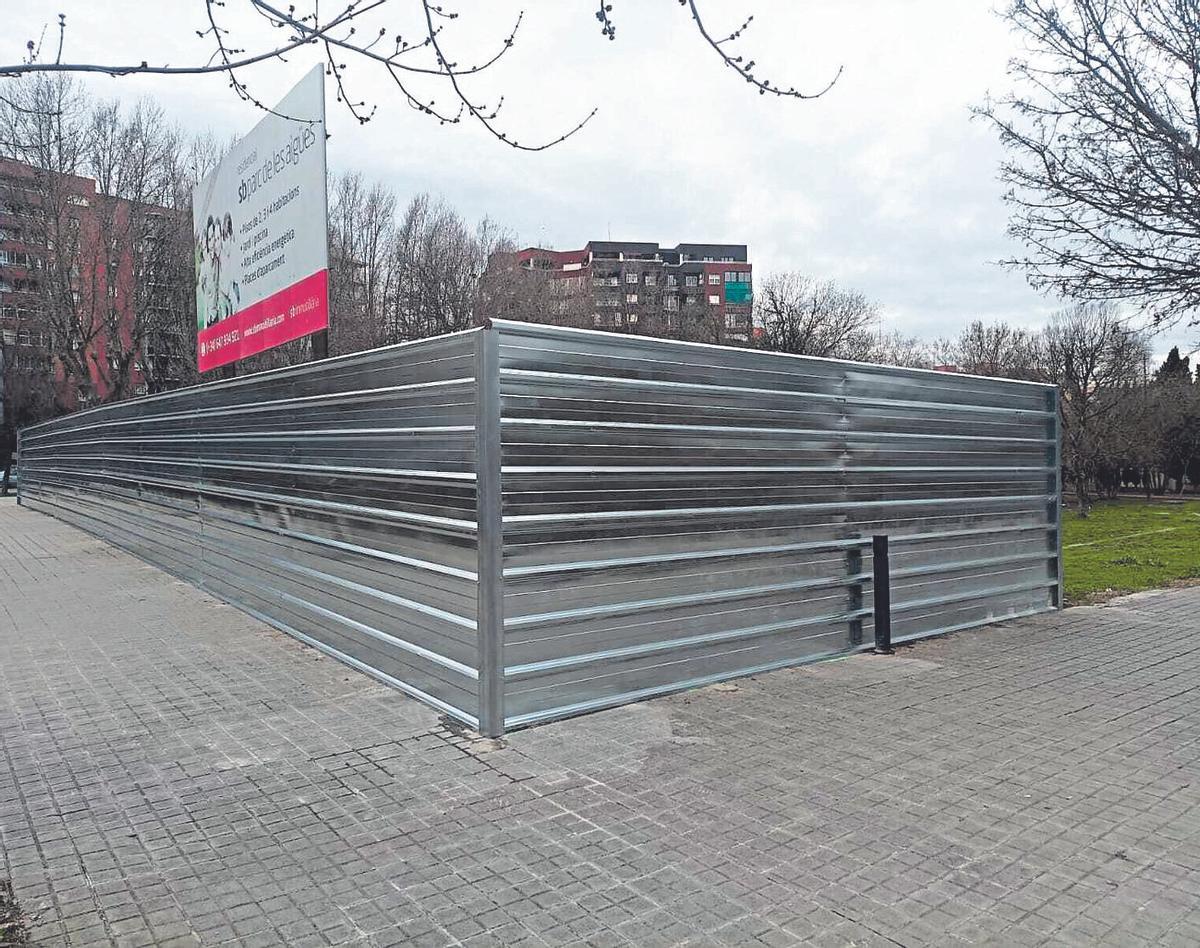 Tanca d’obra col·locada la setmana passada en els solars del carrer Salines.