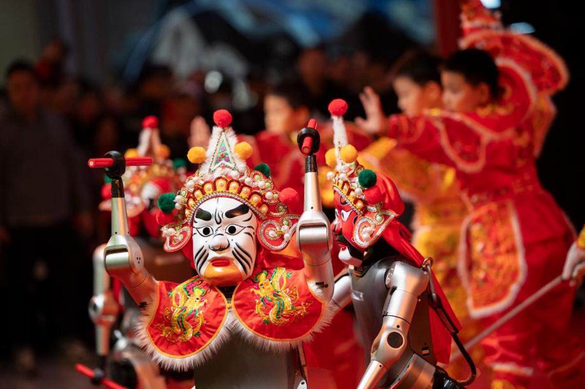 Robots participan en la celebración del año nuevo en China.
