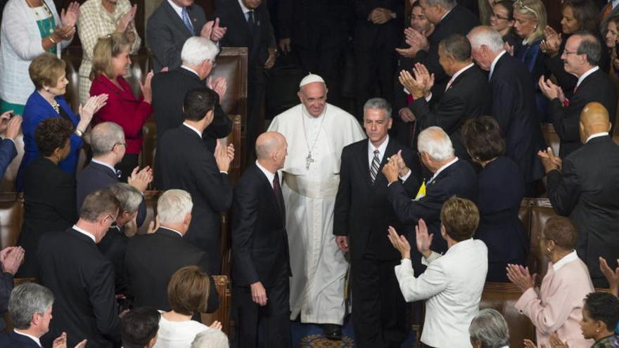 El papa Francisco (c) antes de su discurso en el Capitolio.