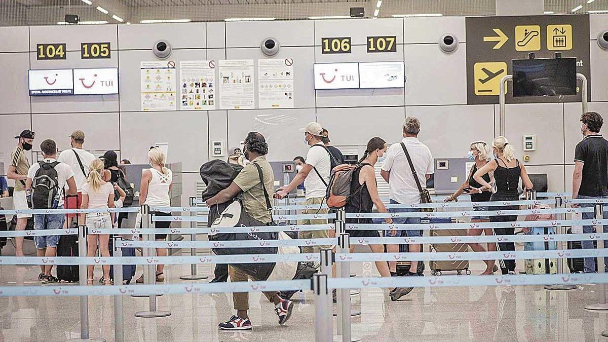 Pasajeros en el aeropuerto de Palma.