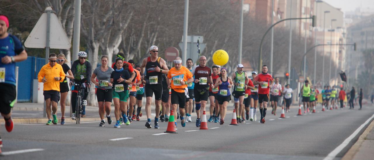 Un grupo de corredores del Marató bp Castelló en su edición del 2020.