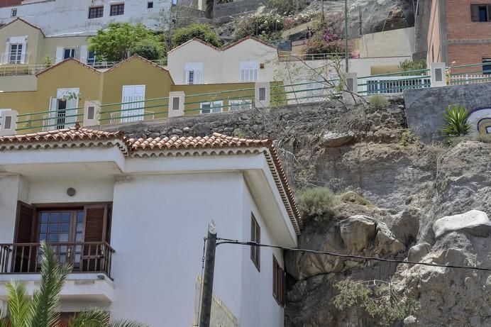 LAS PALMAS DE GRAN CANARIA A 20/06/2017. Muro con peligro derrumbe en Paseo de San Antonio que afecta a viviendas en Paseo de Chil 23. FOTO: J.PÉREZ CURBELO