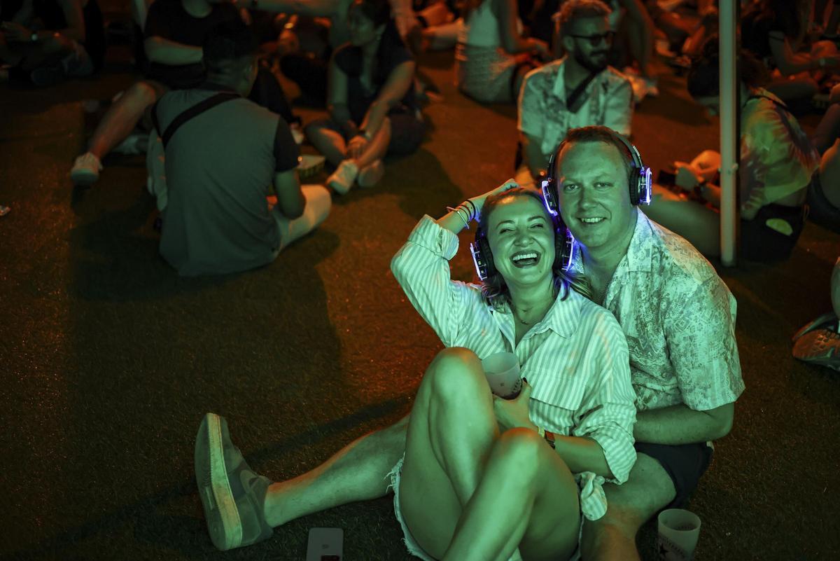 Una pareja en la Silent Disco del Festival Cruïlla,