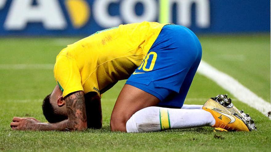 Neymar, roto tras caer en el Mundial.