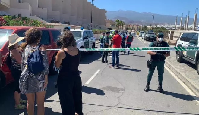 Los activistas subidos a las grúas del Hotel La Tejita se preparan para bajar