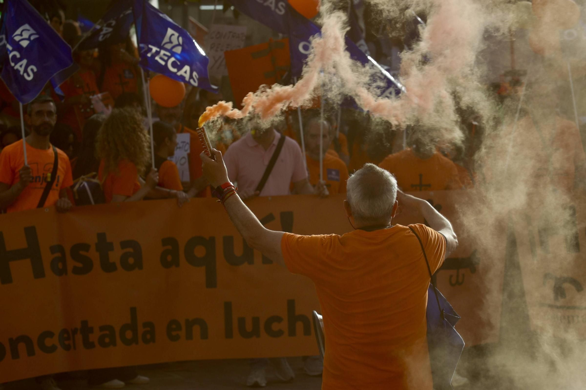EN IMÁGENES | La marea naranja de profesores inunda Oviedo: manifestación de la escuela concertada