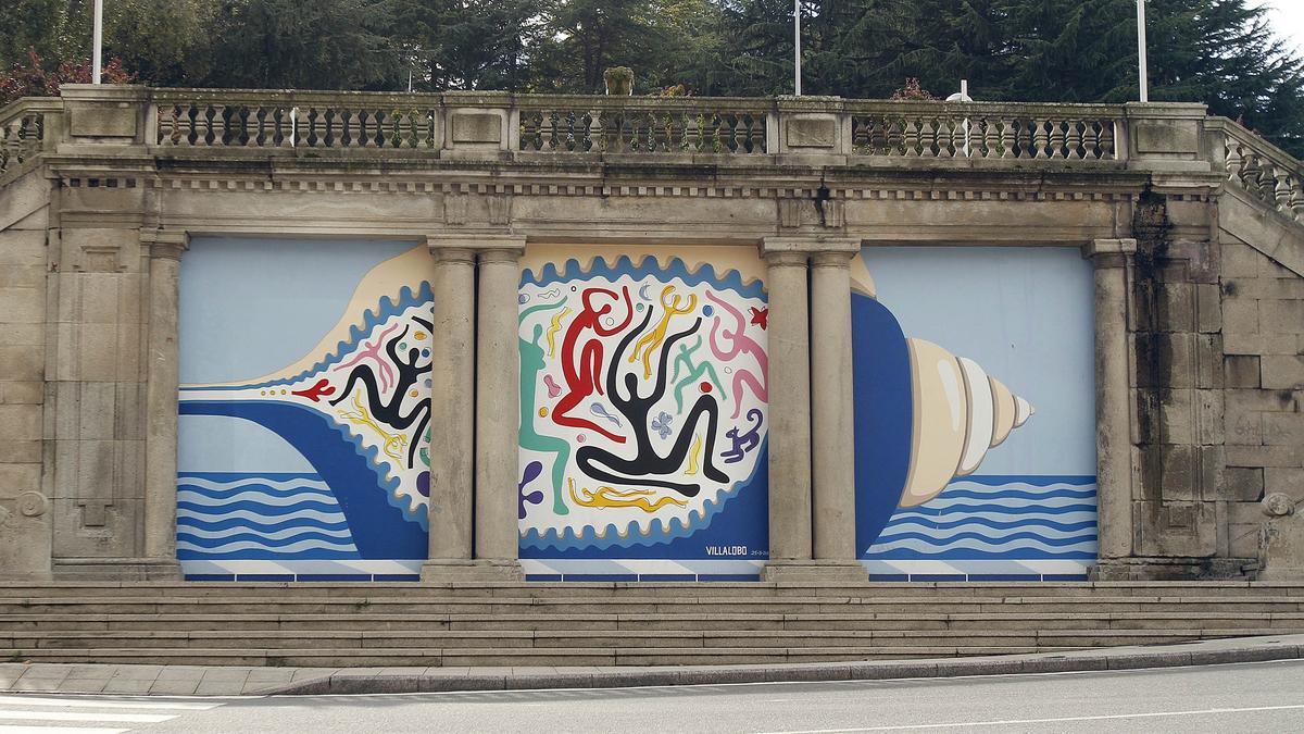 Vista general del mural de Nelson Villalobos en la Plaza de Blein Budiño, modelo que se imitará ahora en la calle Carral.