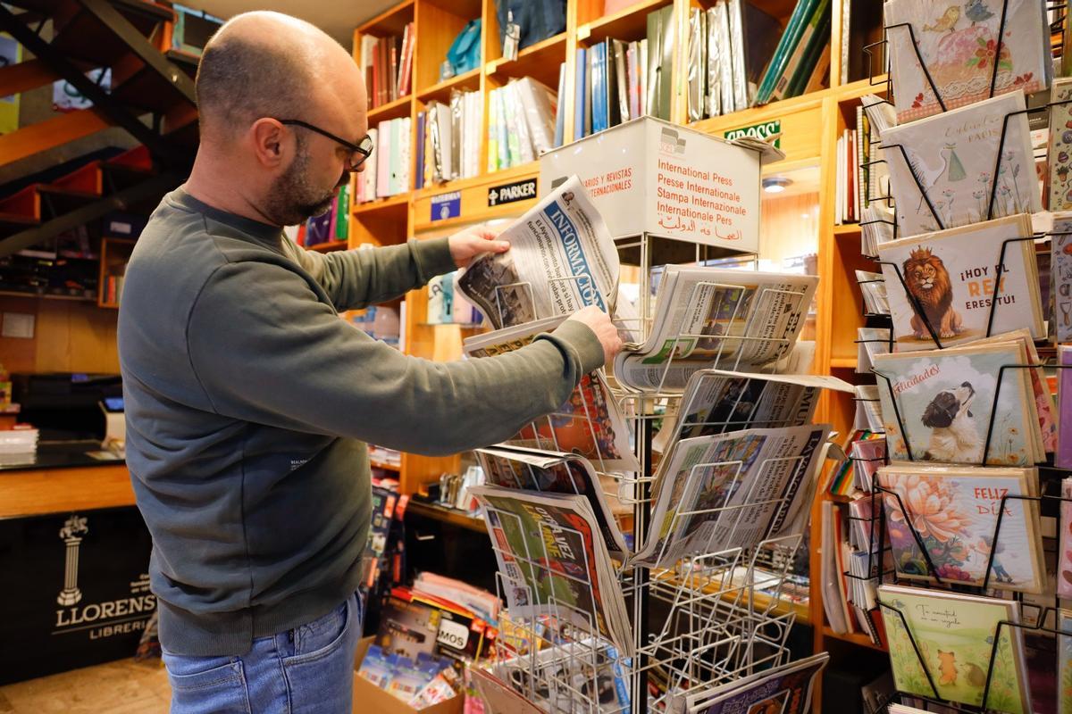 El dueño en la librería, que también mantiene la venta de prensa y revistas