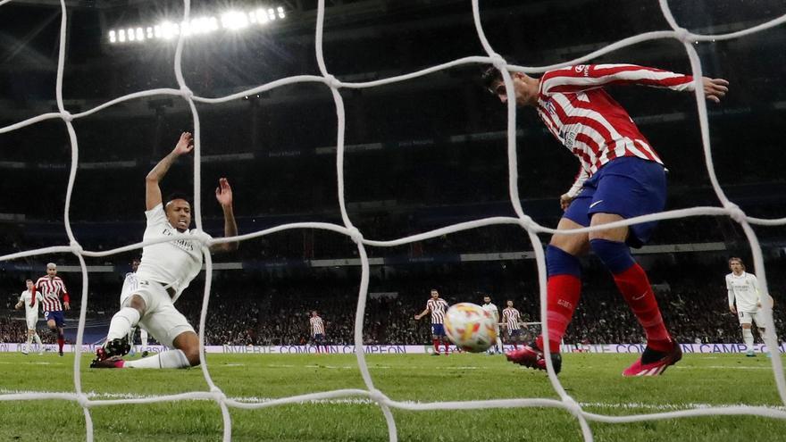 Morata anota el gol del Atlético ante el Real Madrid.