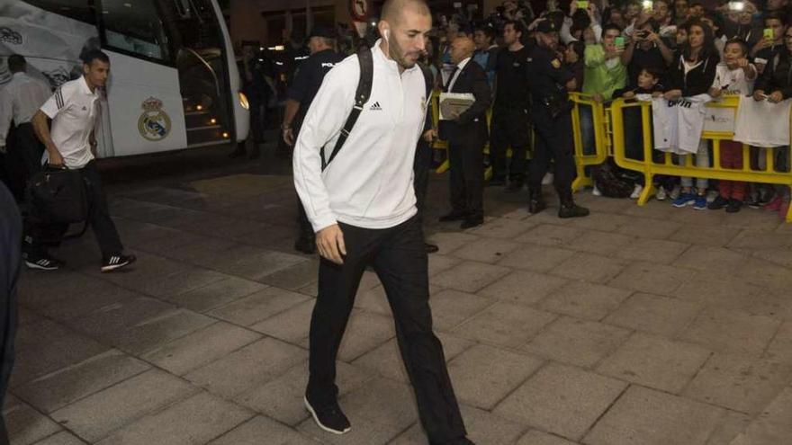 Benzema, a la llegada de la expedición del Real Madrid a A Coruña. // 13Fotos