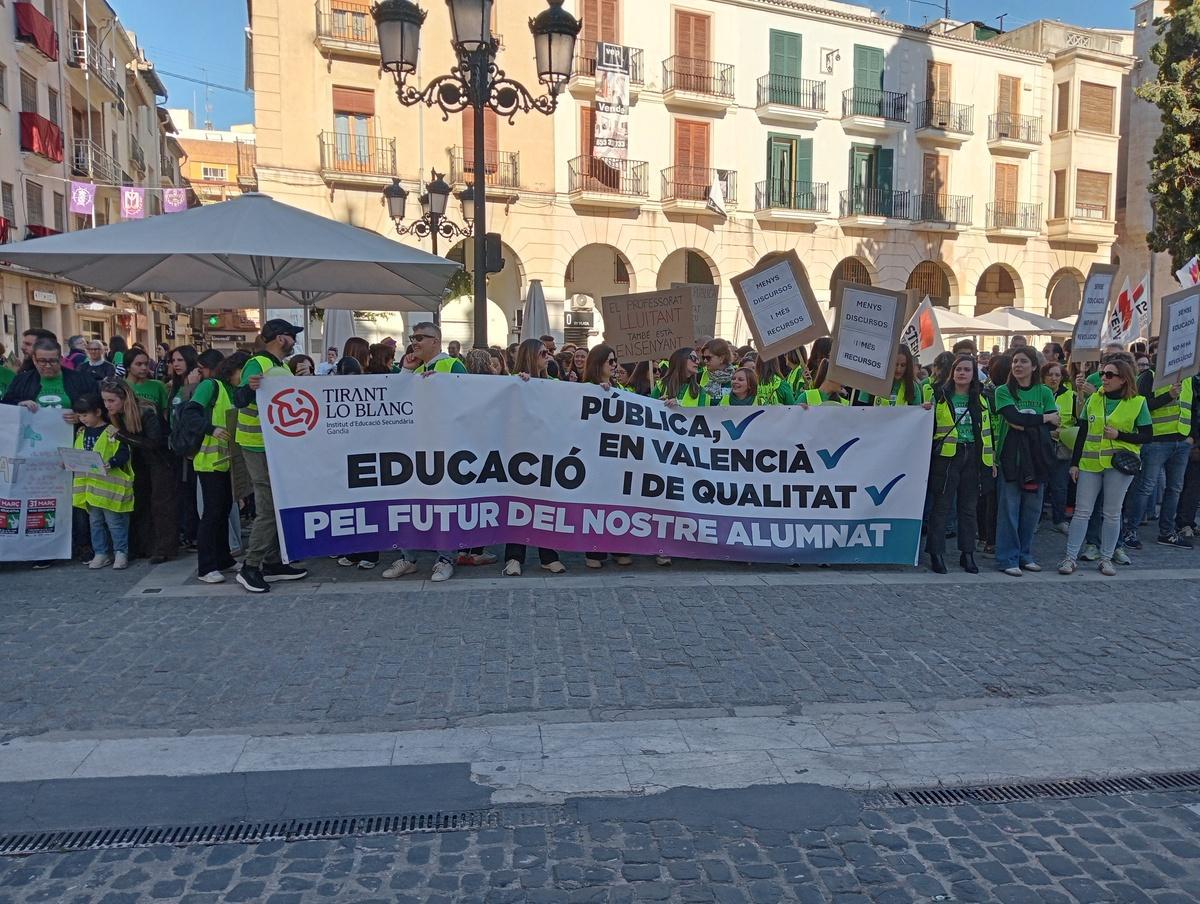 Una imagen de la concentración de los docentes de la Safor en Gandia