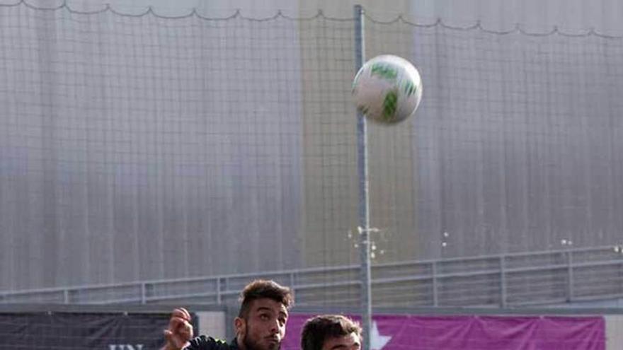 Cifré y Nacho Calvillo pugnan por el balón en el duelo de la primera vuelta.