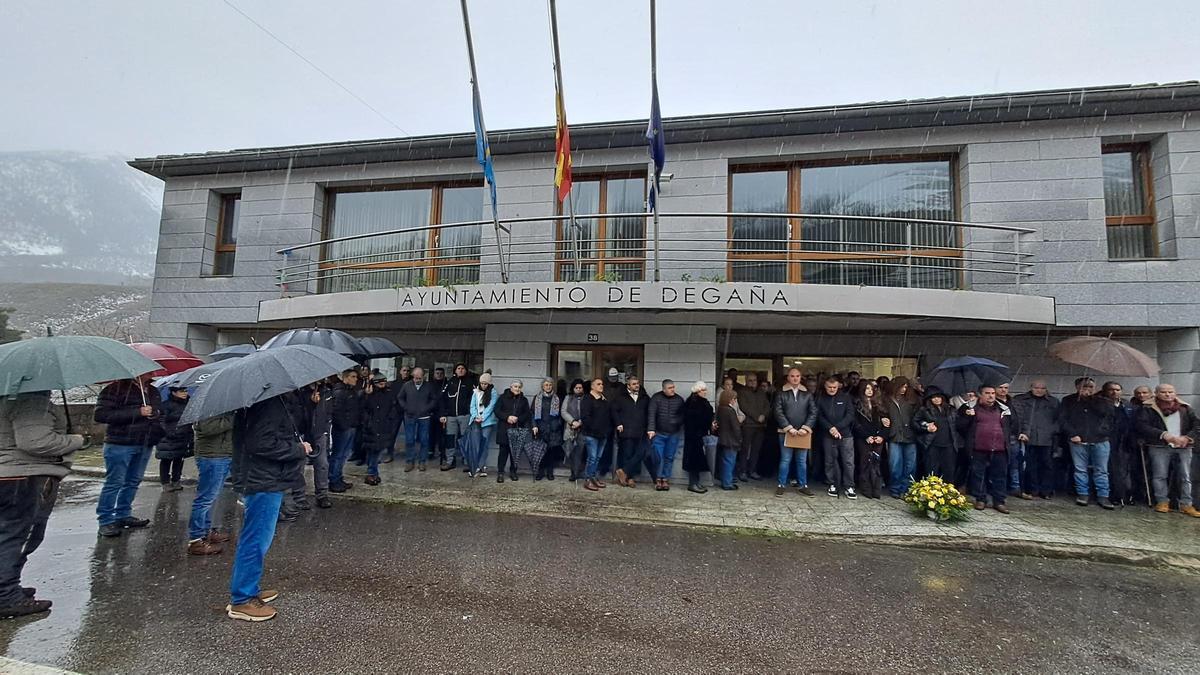 Un momento de la concentración celebrada este lunes a mediodía.