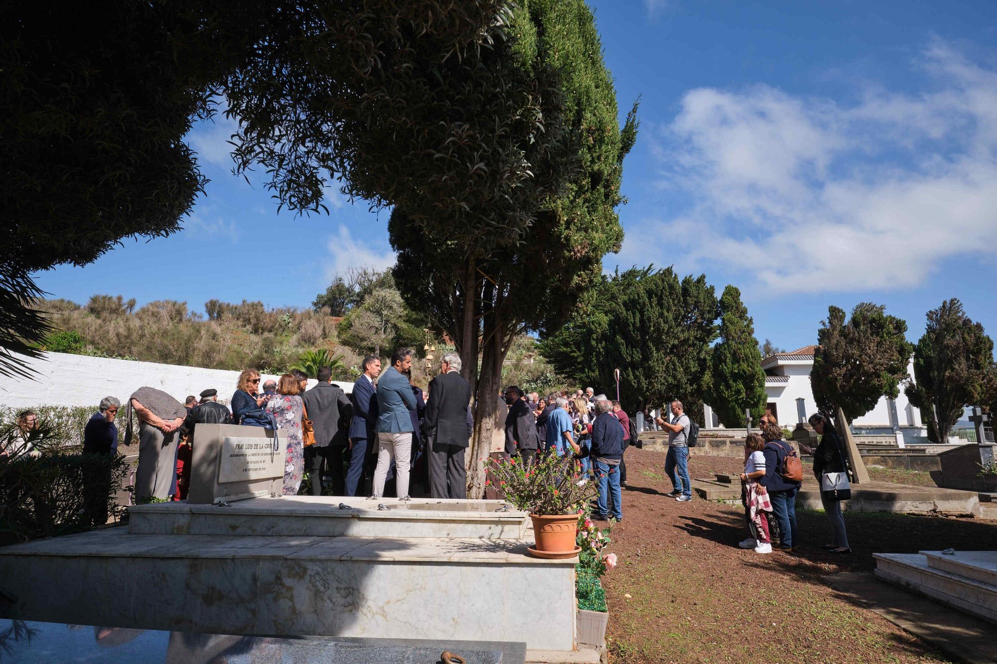 Entierro de los restos recuperados del físico Blas Cabrera Felipe en el cementerio de San Luis, La Laguna