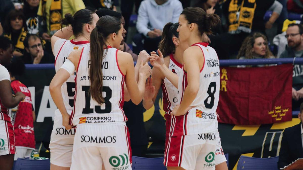 Las jugadoras del Casademont, reunidas durante un descanso del juego en Murcia