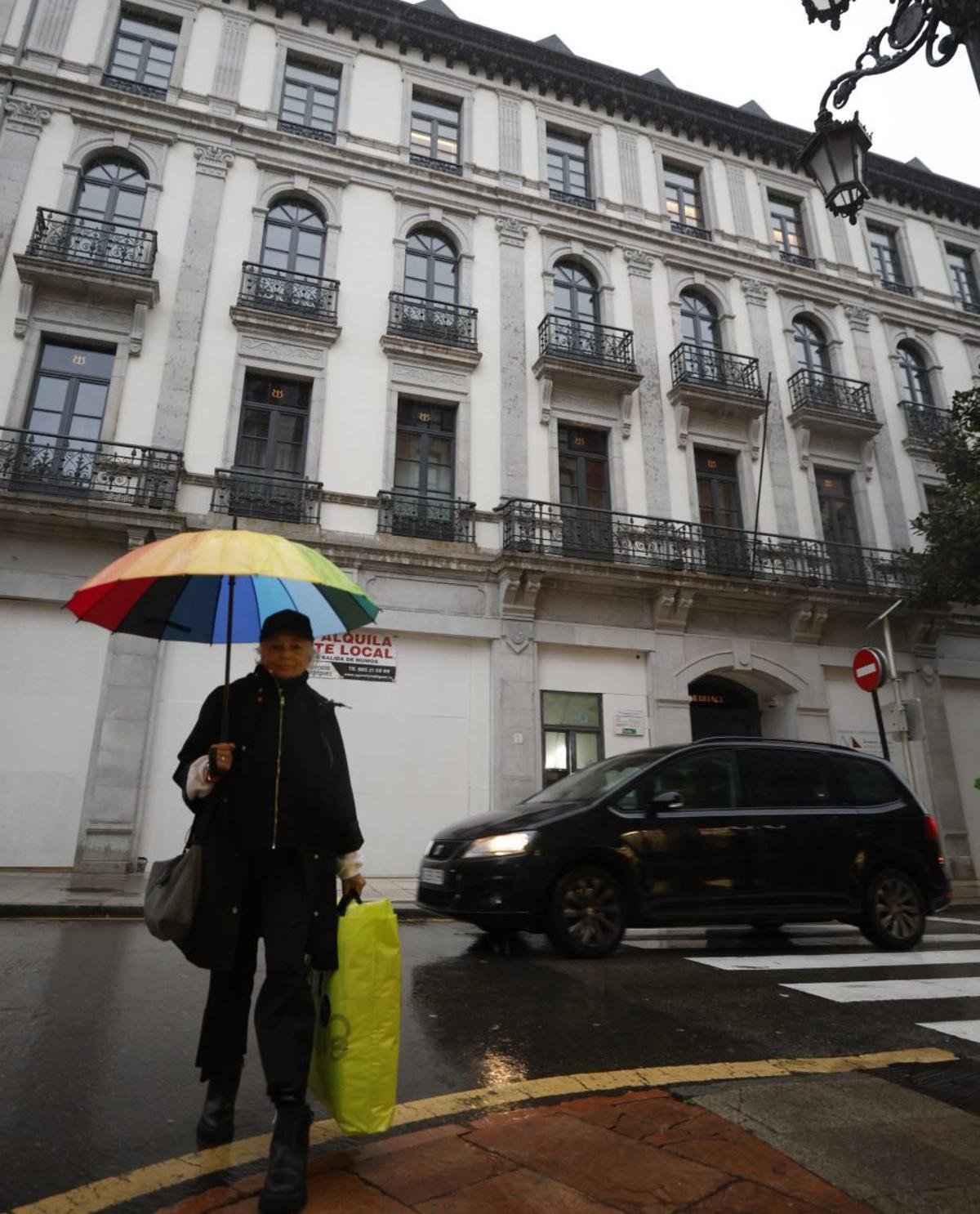 Un edificio rehabilitado para pisos turísticos en la calle Fruela.  | LNE