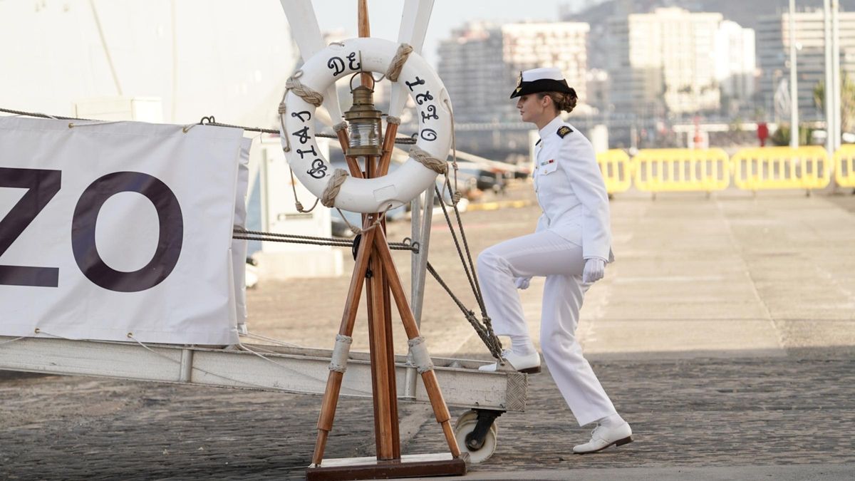 Leonor, embarcando en la fragata "Blas de Lezo", en Las Palmas.