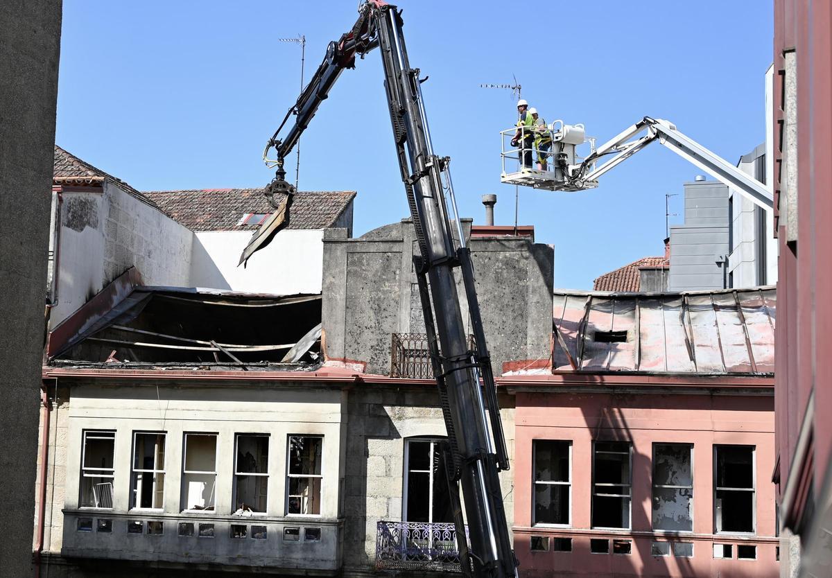 Actuación de los bomberos el día después del incendio