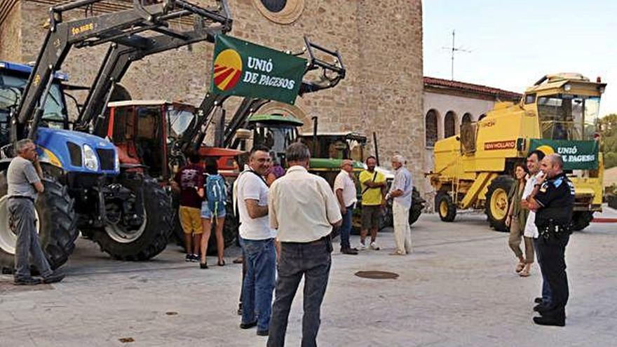 Els tractors de la Unió de Pagesos al mig de la plaça Major d&#039;Òdena