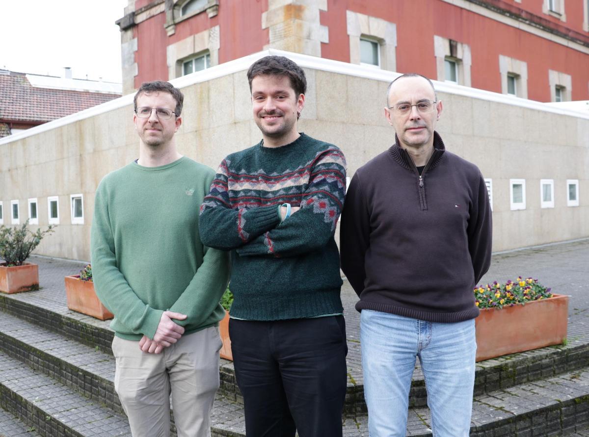 El investigador Javier Pernas (en el centro)