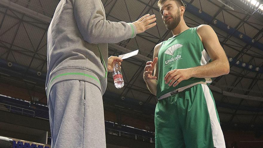 Plaza charla con Musli durante un entrenamiento.