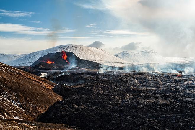 Cráter expulsando magma en Islandia