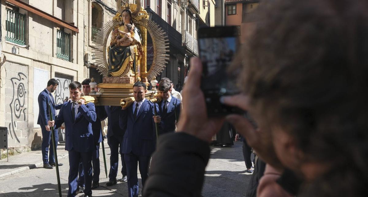 La imagen de Santa María Nai se portó en procesión hasta la catedral, y de regreso a su iglesia tras la misa. | ROI CRUZ