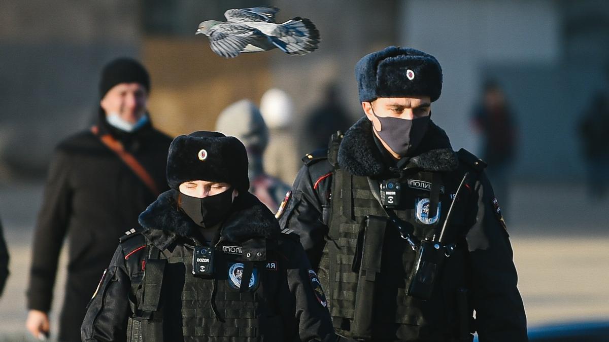 Dos policías con mascarilla en una calle de Moscú.