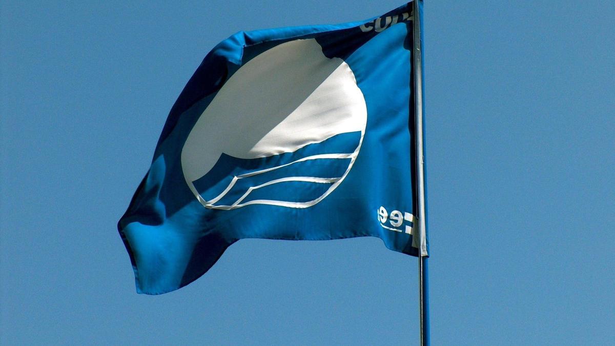 Una bandera azul ondea en una playa