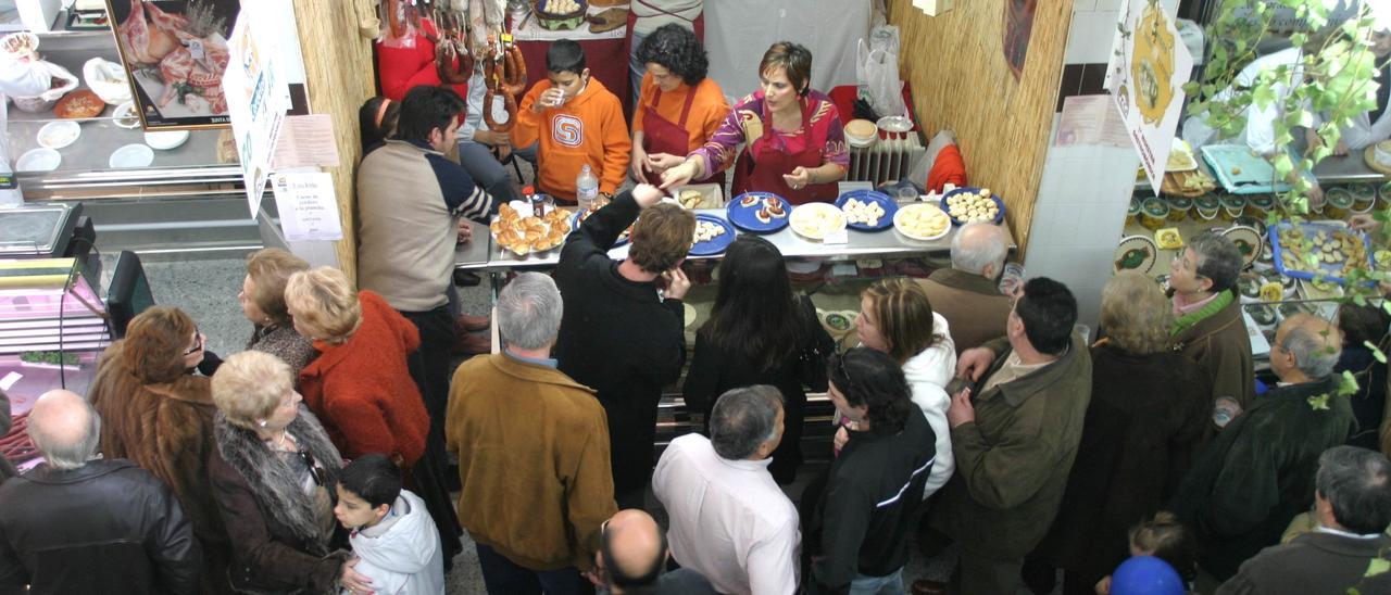 Feria organizada por Ifeca en el mercado de abastos, en una foto de archivo. Es uno de los sitios donde se han celebrado al no contarse con pabellón.