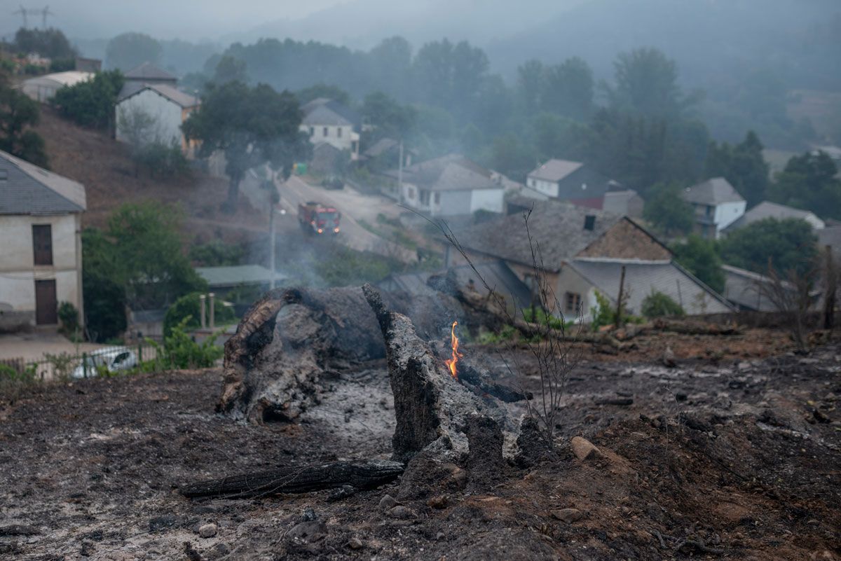 Incendio forestal en A Veiga de Cascallá, en Rubiá (Ourense)