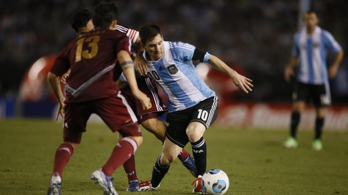 Leo Messi disputa el balón con el venezolano Luis Manuel Seijas