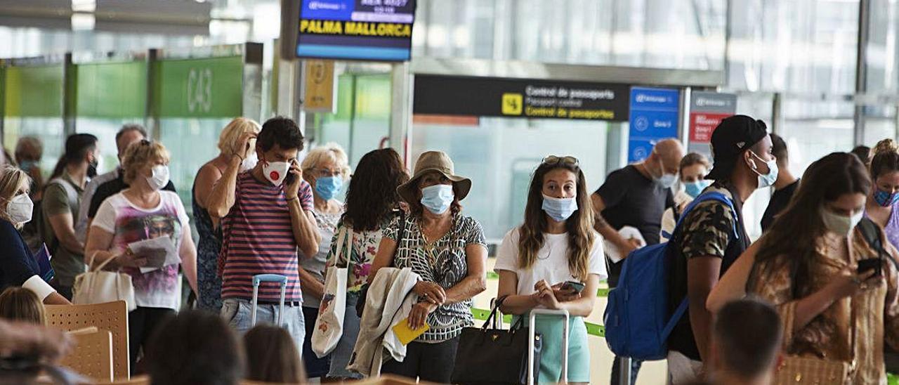 Pasajeros embarcan en un vuelo a Palma de Mallorca, que desde ayer tiene enlaces directos con Alicante.