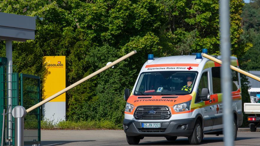 Ambulancia entrando en el perímetro del parque de atracciones de Legoland en Alemania.