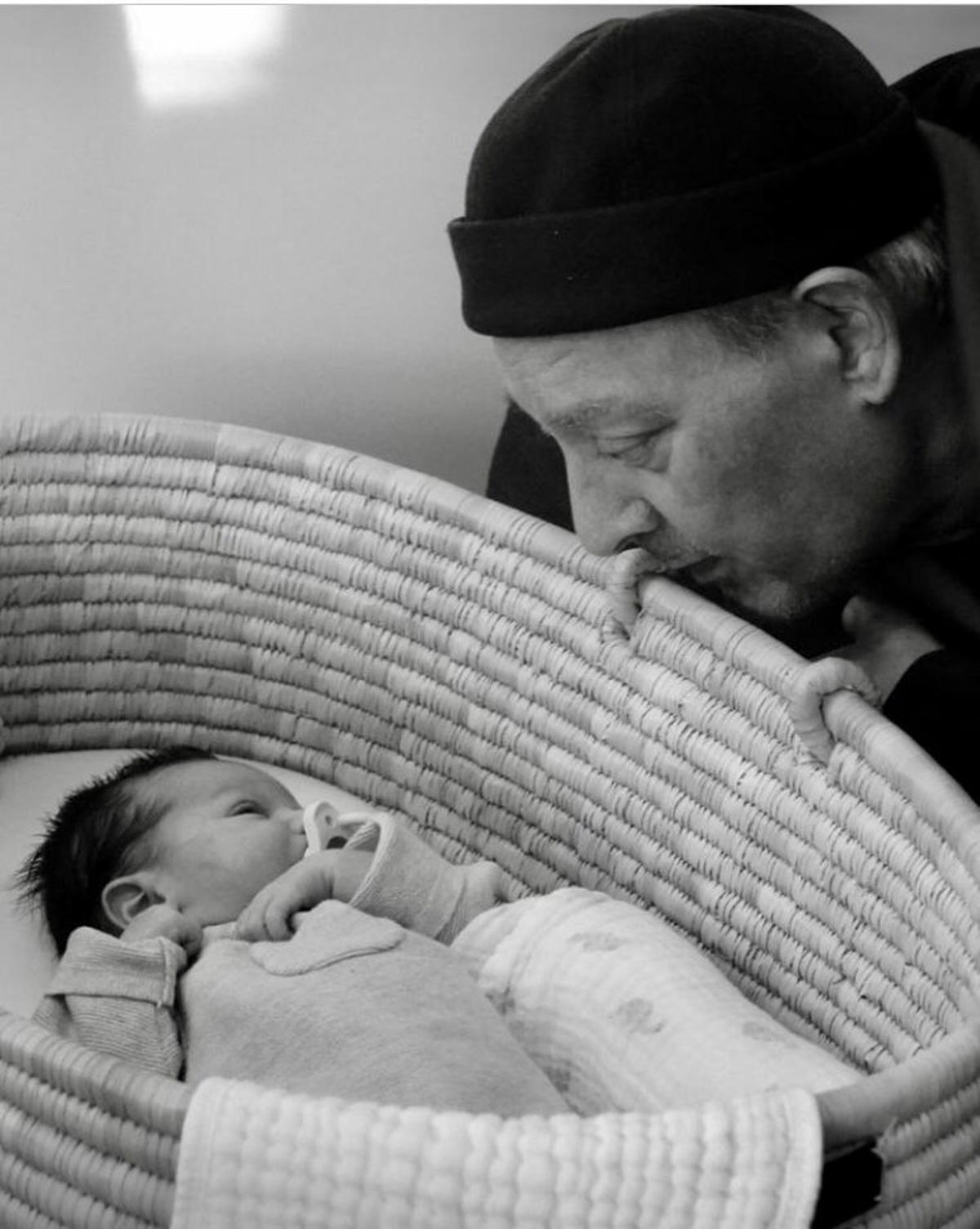 Paul Auster, mirando a su nieto Miles, recién nacido.