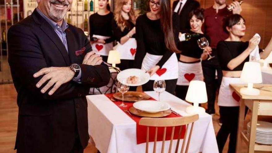 Carlos Sobera, con parte del equipo de &#039;First Dates&#039;.