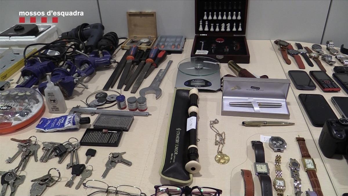 Algunos de los objetos robados que los mossos intervenieron a los detenidos en Barcelona