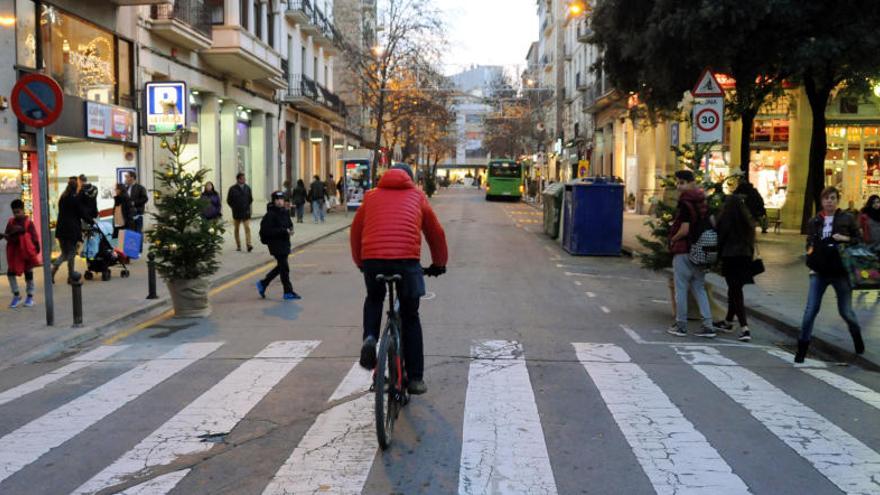 Vianants passejant pel carrer Guimerà de Manresa, tallat al trànsit durant les festes de Nadal.