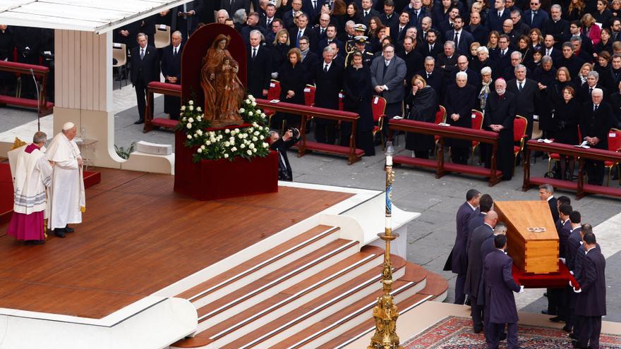 Milers de fidels s&#039;acomiaden de Benet XVI des de la plaça de Sant Pere del Vaticà