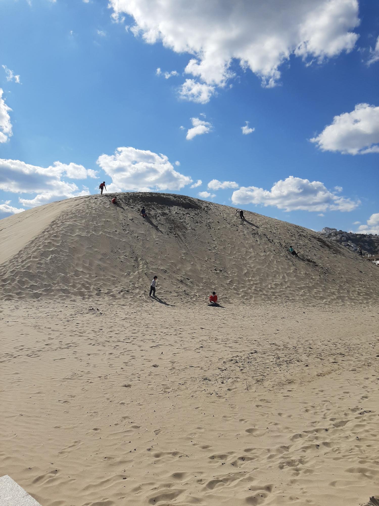 Una enorme duna de arena se convierte en la nueva atracción en una playa de Peñíscola