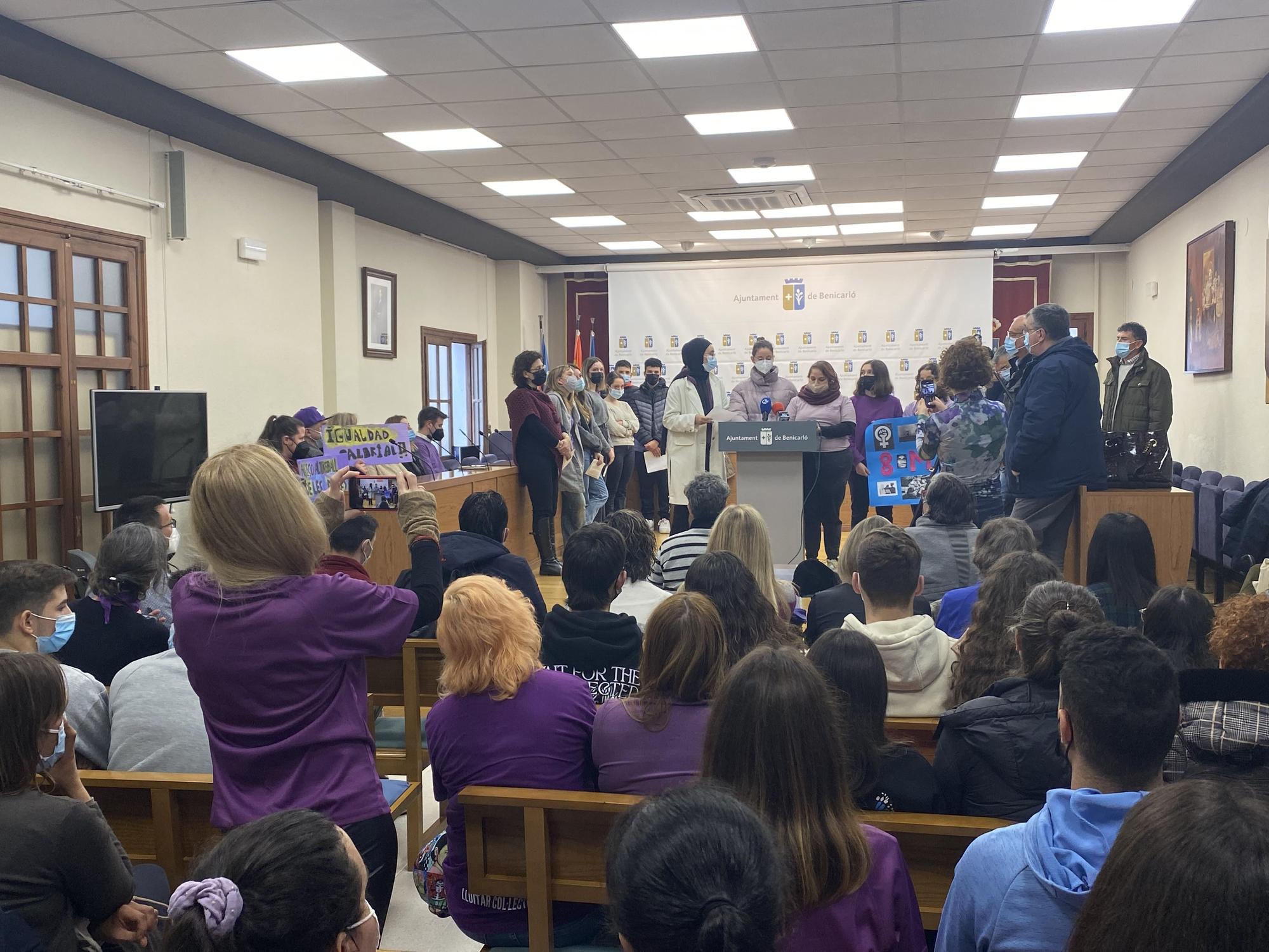 Estudiantes, representantes de colectivos y autoridades locales se han reunido hoy en Benicarló para celebrar una lectura conjunta del manifiesto del Día Internacional de las Mujeres